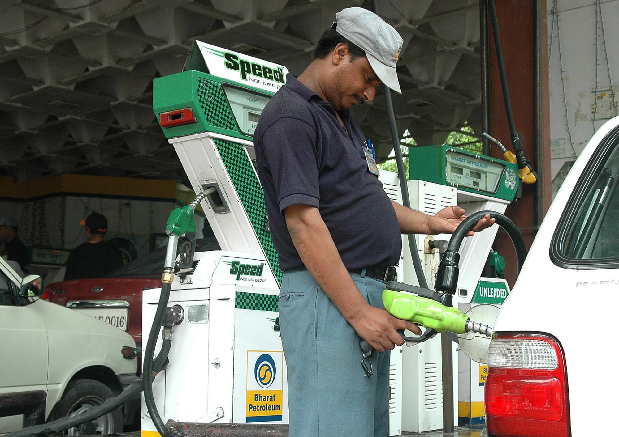  Oil Retailers Cut Petrol, Diesel Prices
