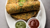 6 Easy Steps To Make Makki Methi Paratha