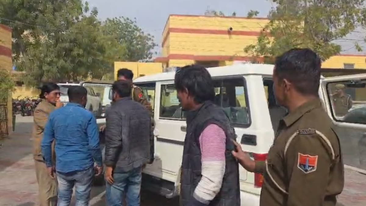 पुलिस आरोपियों से पूछताछ कर रही है पुलिस आरोपियों से पूछताछ कर रही है