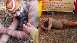 जमीन लोटते हुए संगम पर स्नान करने पहुंचे मौनी बाबा, पीछे चल रहा था भक्तों को रैला, देखें VIDEO