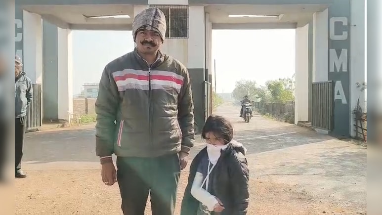 Satna: होमवर्क नहीं करने पर महिला टीचर ने मारा जोरदार थप्पड़, गिरने से यूकेजी की छात्रा का हाथ फ्रैक्चर