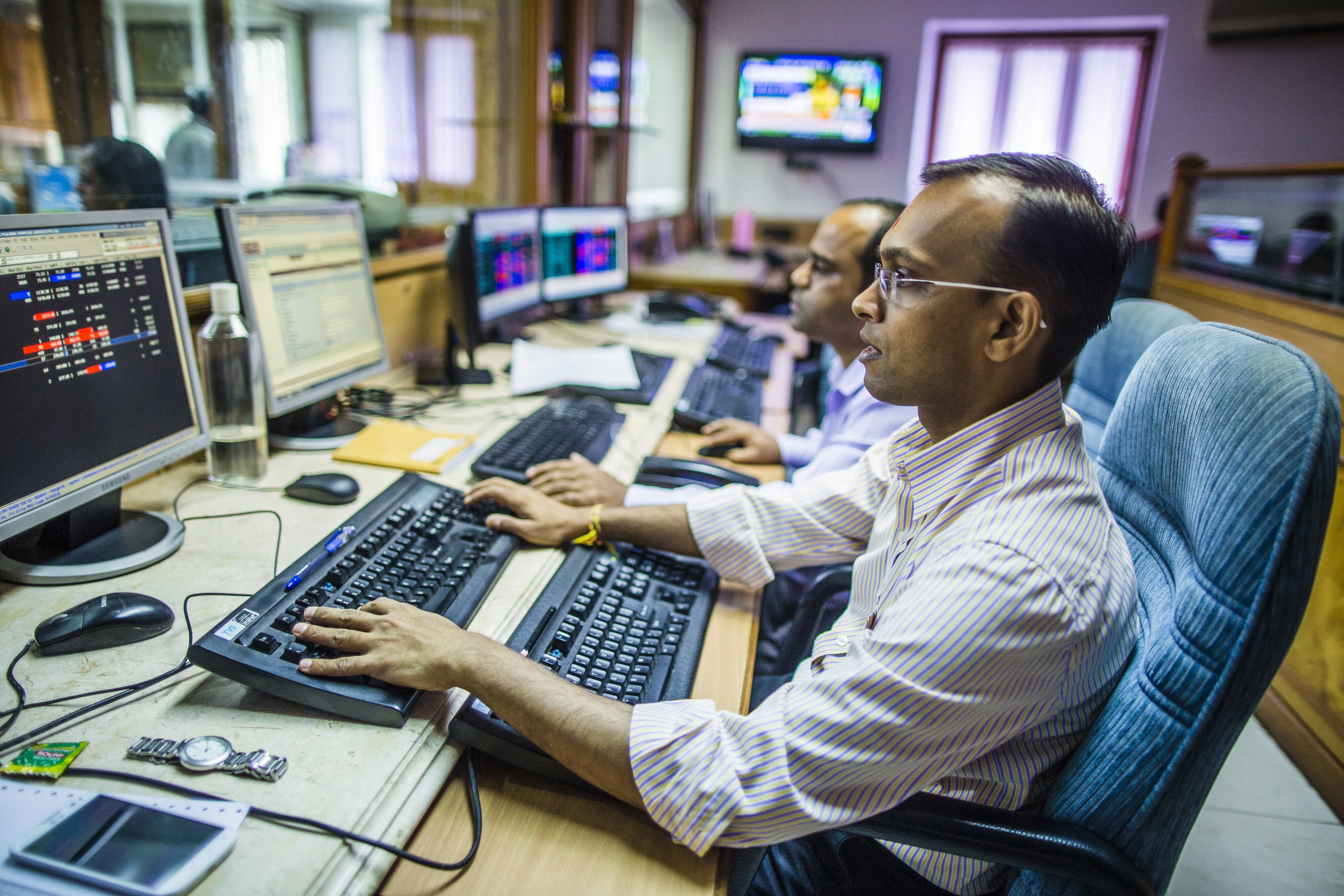 Sensex, Nifty End Lower On Karnataka Cliffhanger 