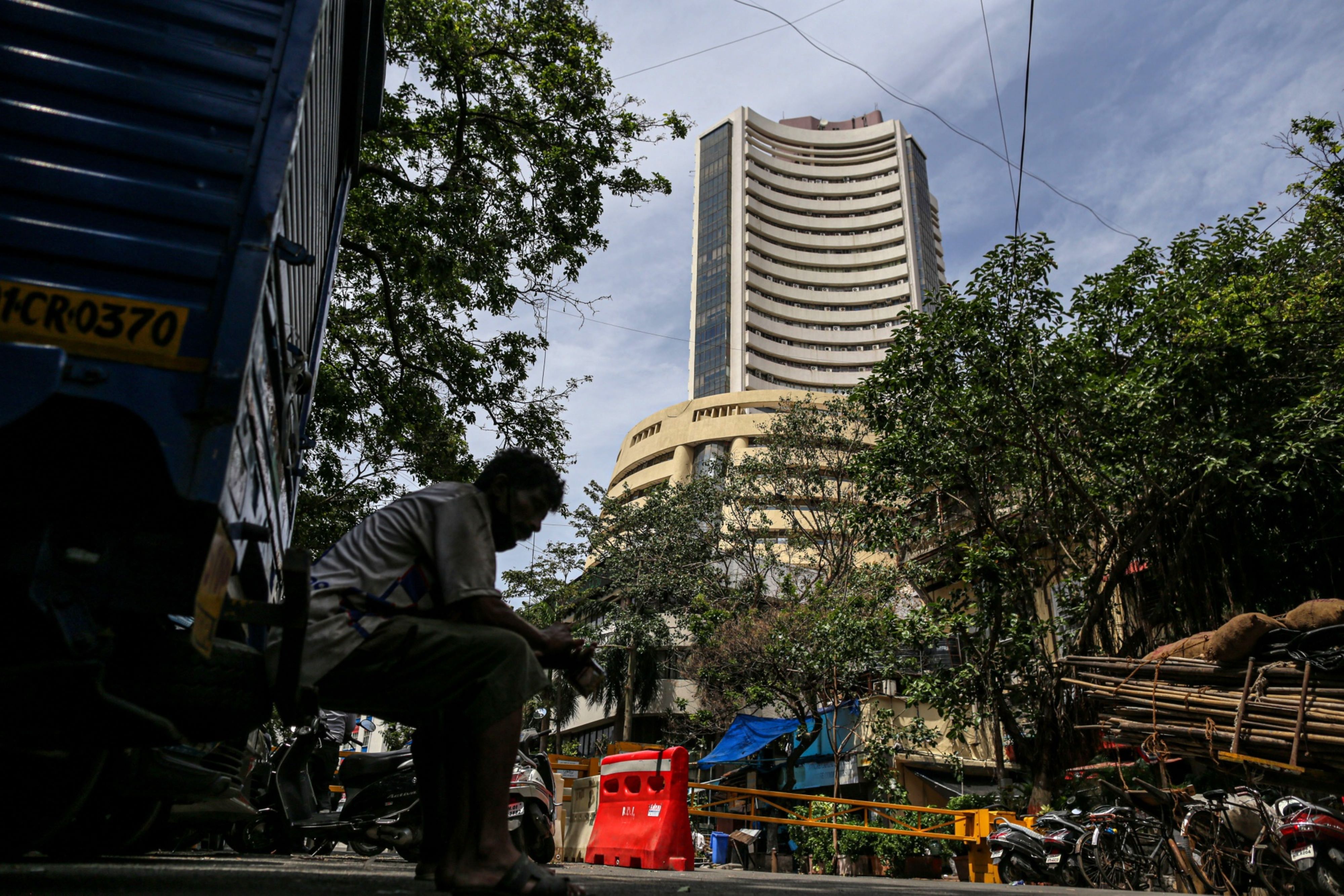 Sensex, Nifty Register Weekly Gains Led By Banks, IT, Metals; RIL Drags