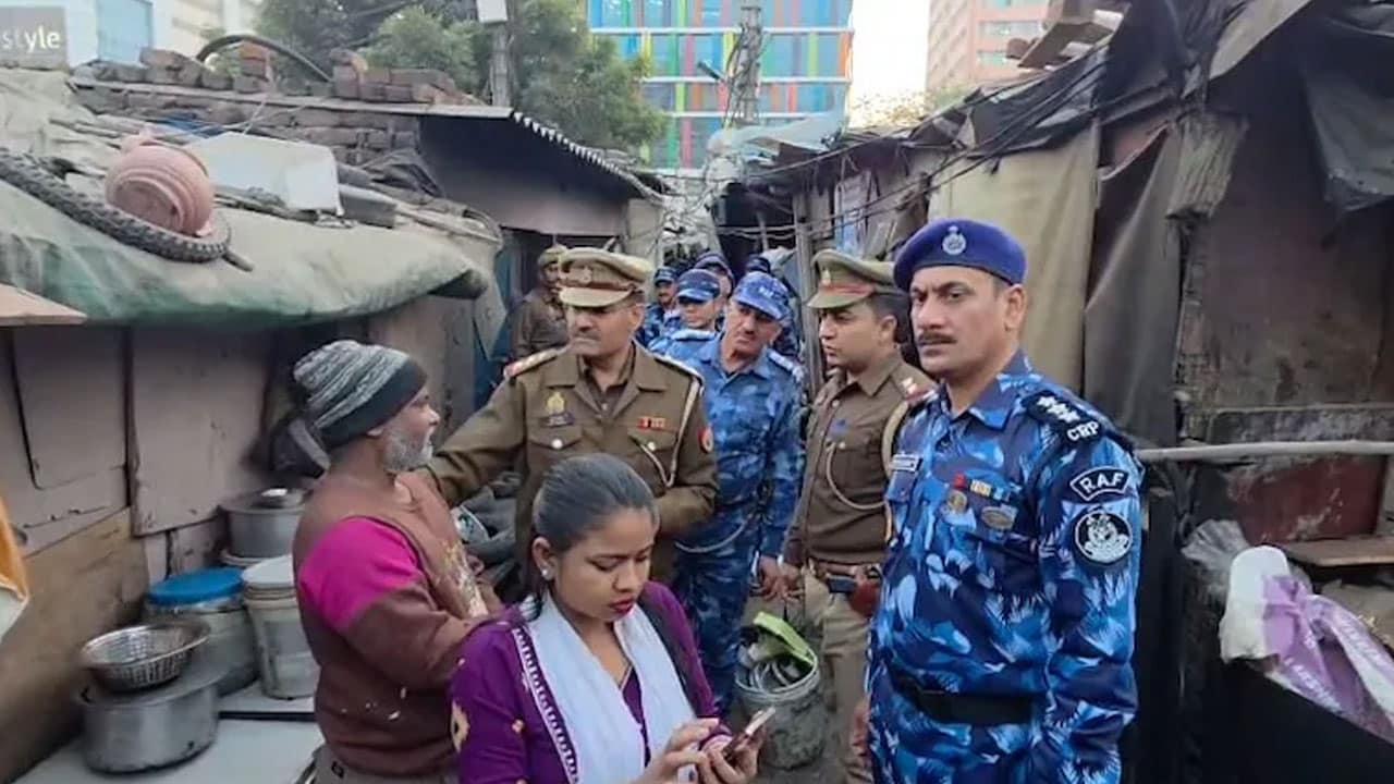 UP Cop 'Scans' Man With Mobile Phone, Calls Him Bangladeshi. Video Viral