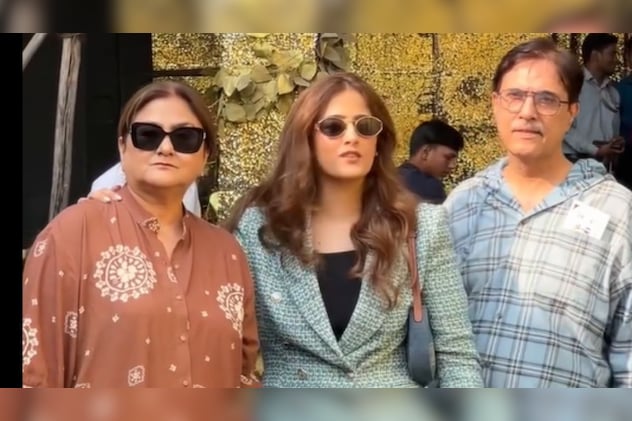 नूपुर सेनन अपने माता पिता के साथ