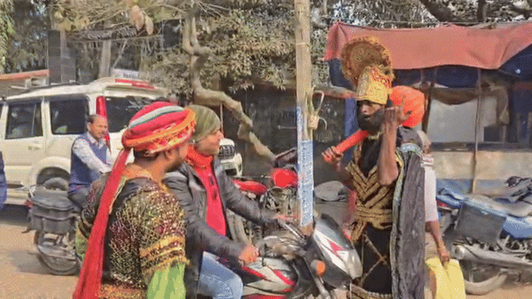 अजब-गजब बिहार! लोगों को जागरूक करने जब खुद सड़क पर उतरे 'यमराज' और 'चित्रगुप्त'