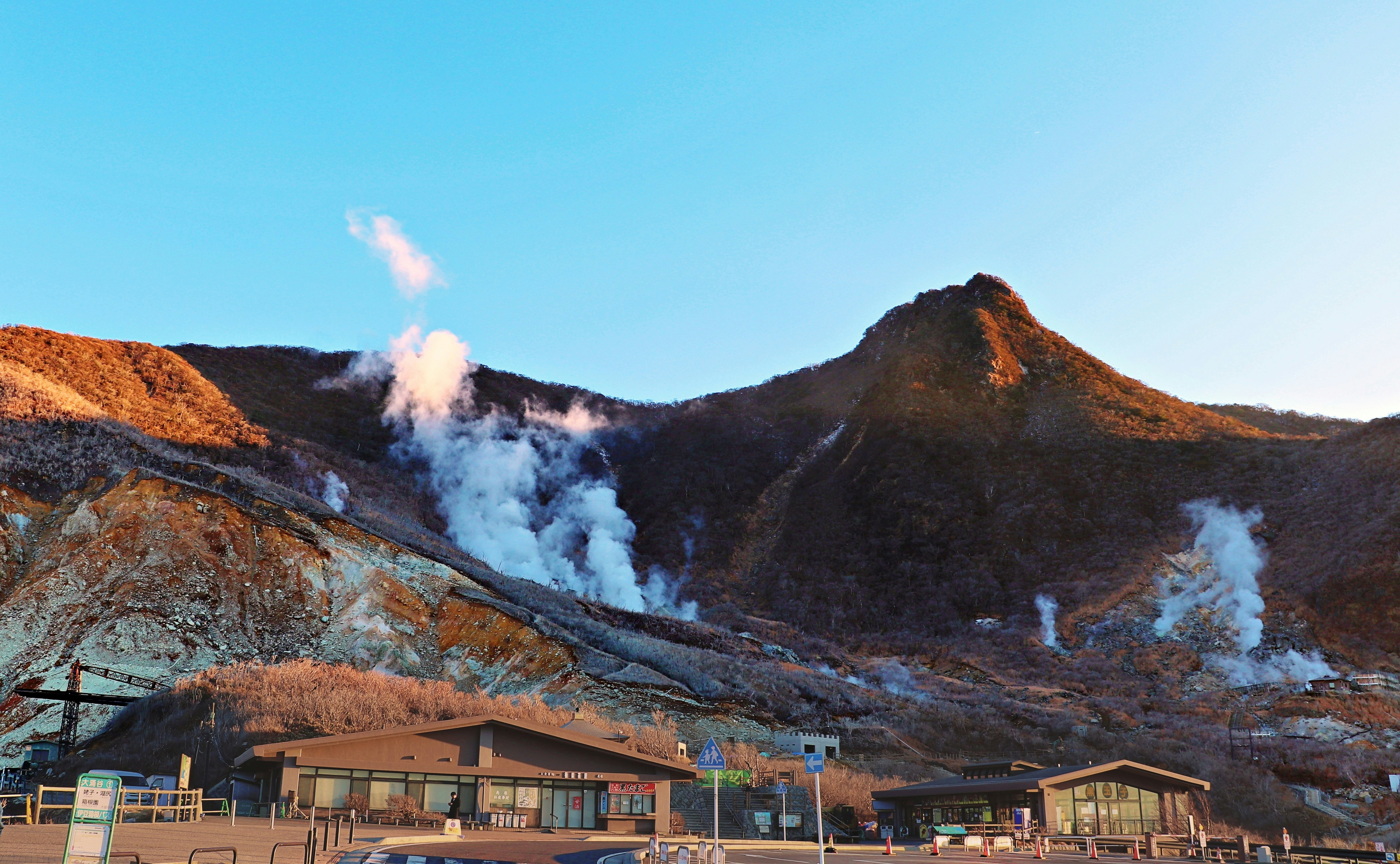 Owakudani translates to "Great Boiling Valley". Photo: Unsplash