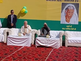 Tej Pratap Yadav: काला चश्मा, काला मफलर.. तेज प्रताप के दही चूड़ा के न्योते पर सबसे पहले पहुंचे रूठे लालू यादव