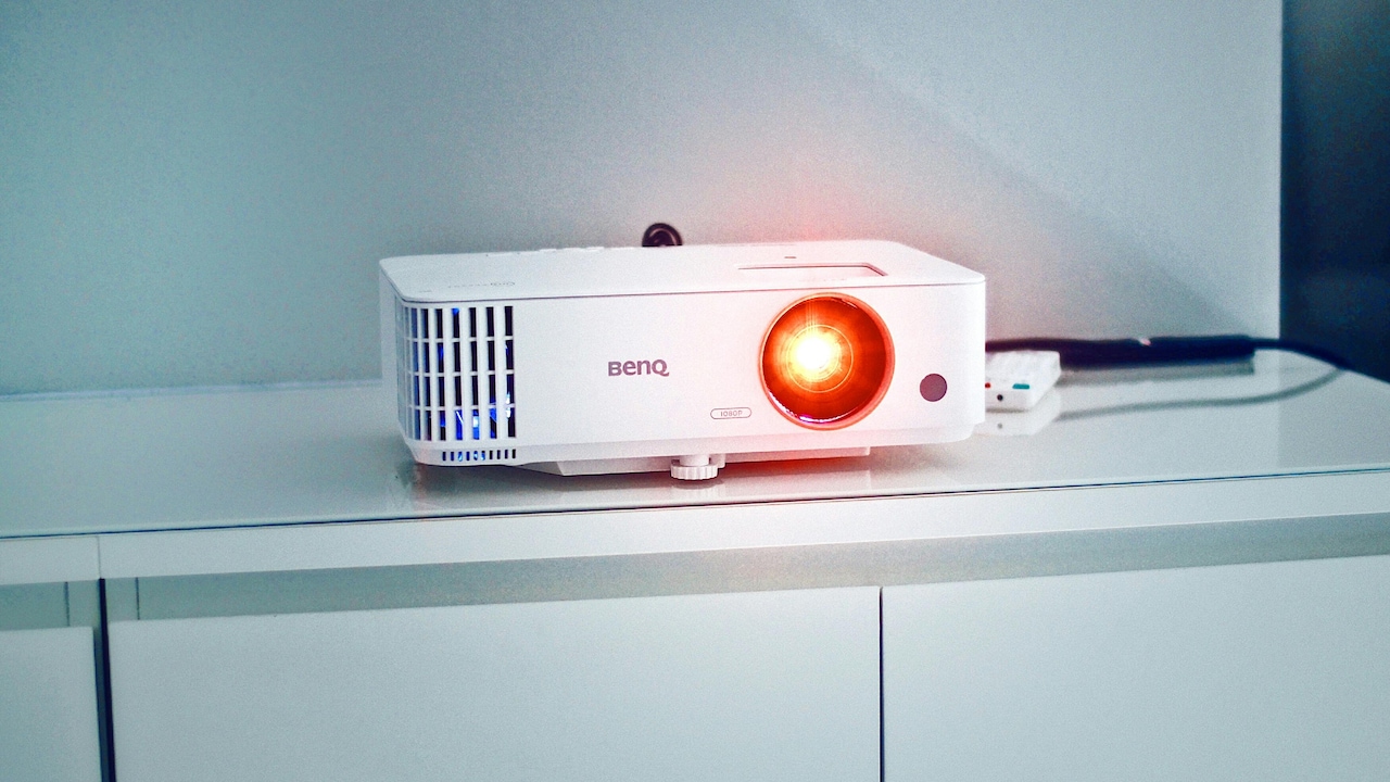 Explore 4K projectors designed for small rooms, offering high-resolution viewing