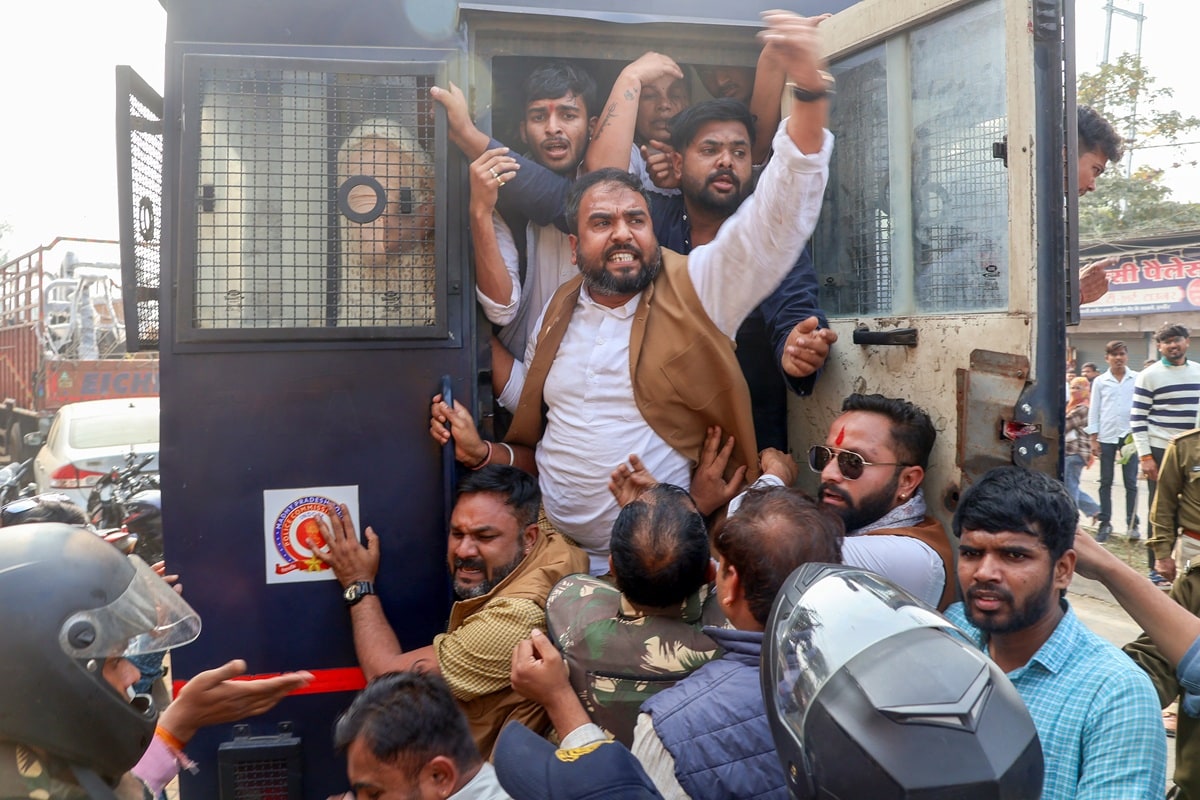 indore water crisis: इंदौर पुलिस ने कांग्रेस कार्यकर्ताओं को हिरासत में लिया. 