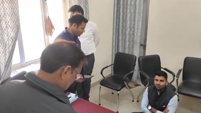 Barmer: पानी की मांग को लेकर PHED दफ्तर में ही धरने पर बैठे रविंद्र सिंह भाटी, बोले- 'आश्वासन के साथ मिले पानी'