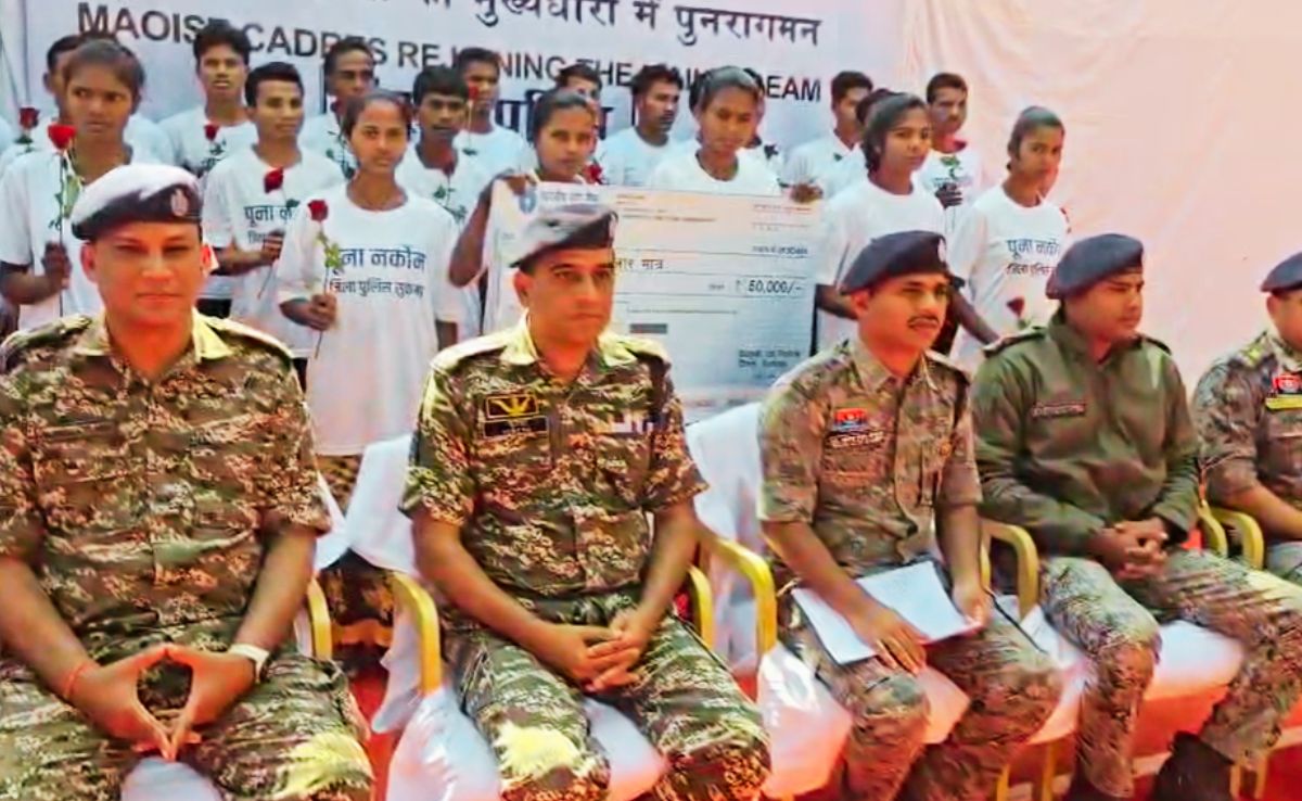 Hard Core Naxalites Surrender: सुकमा में 64 लाख इनामी 7 महिला समेत 26 हार्डकोर नक्सलियों ने किया सरेंडर