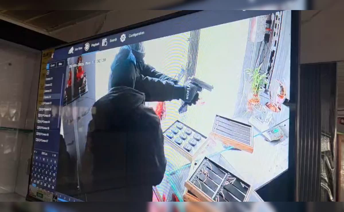 Watch: Masked Men Rob Jewellery Store At Gunpoint In Karnataka
