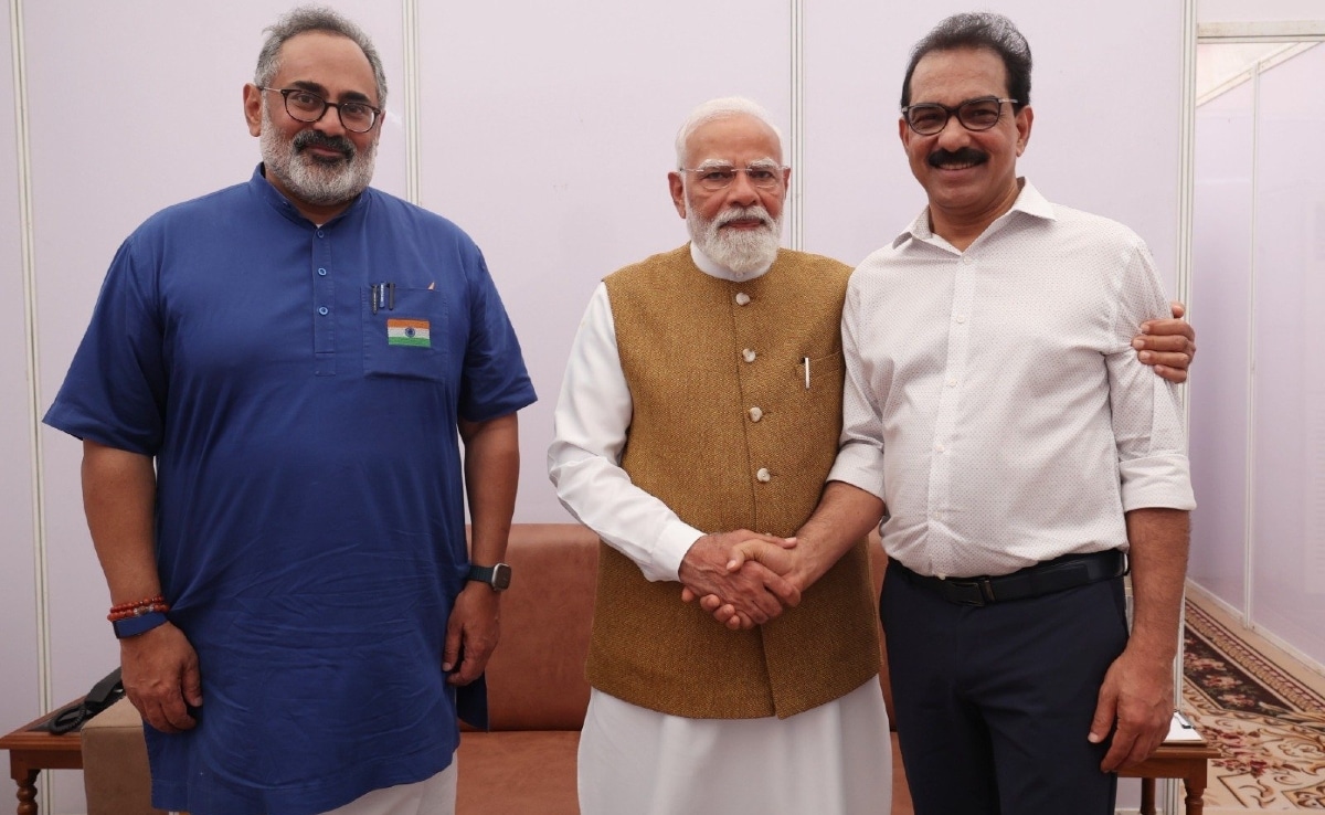 तिरुवंतपुर में शुक्रवार को हुई अपनी रैली से पहले ट्वेंटी-20 पार्टी के प्रमुख साबू एम जैकब और केरल बीजेपी के प्रमुख राजीव चंद्रशेखर के साथ पीएम नरेंद्र मोदी.