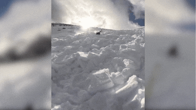 VIDEO: बर्फीले सैलाब में समाने वाली थी महिला, फिर हजारों फीट ऊंचाई पर अचानक हुआ चमत्कार, बच गई जान