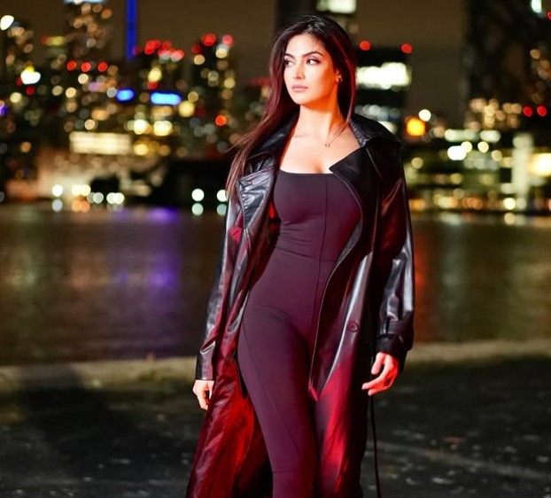 कौन हैं बला की खूबसूरत येशा सागर? WPL 2026 के उद्घाटन मुकाबले की सारी महफिल अकेले लूट ली