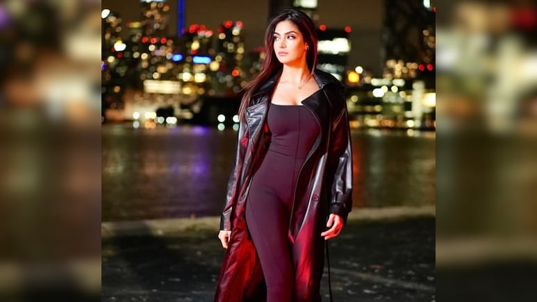 कौन हैं ग्लैमरस येशा सागर? WPL 2026 के उद्घाटन मुकाबले में लूट ली महफिल