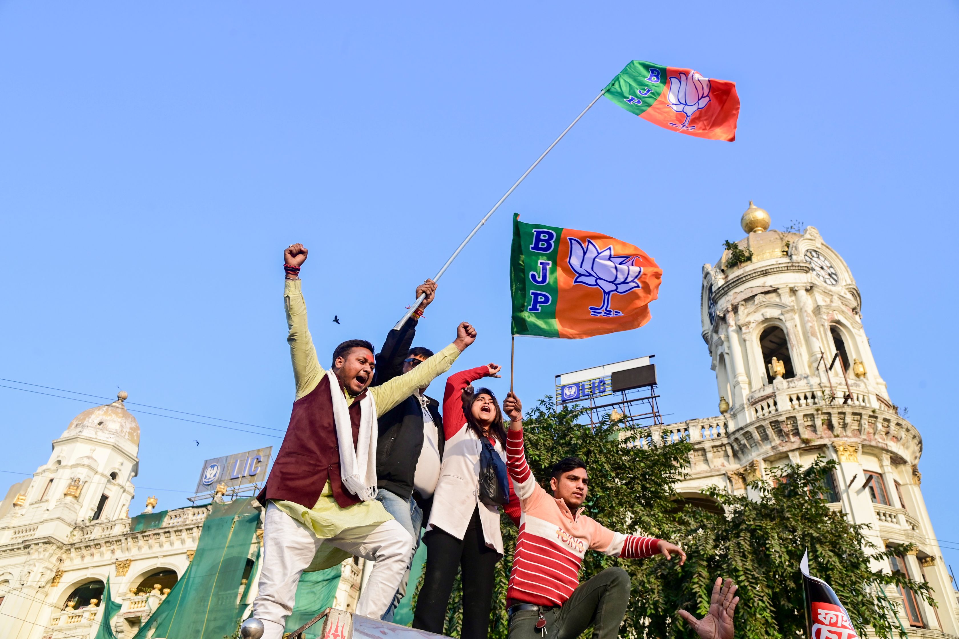 कोलकाता में बीजेपी कार्यकर्ताओं ने ममता बनर्जी के खिलाफ प्रदर्शन किया. 