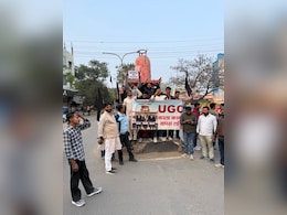 UGC नियमों पर यूपी में फूटा ब्राह्मणों का गुस्सा-कपड़े उतारकर प्रदर्शन, घर के बाहर पोस्टर और इस्तीफे