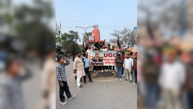 UGC नियमों पर यूपी में फूटा ब्राह्मणों का गुस्सा-कपड़े उतारकर प्रदर्शन, घर के बाहर पोस्टर और इस्तीफे