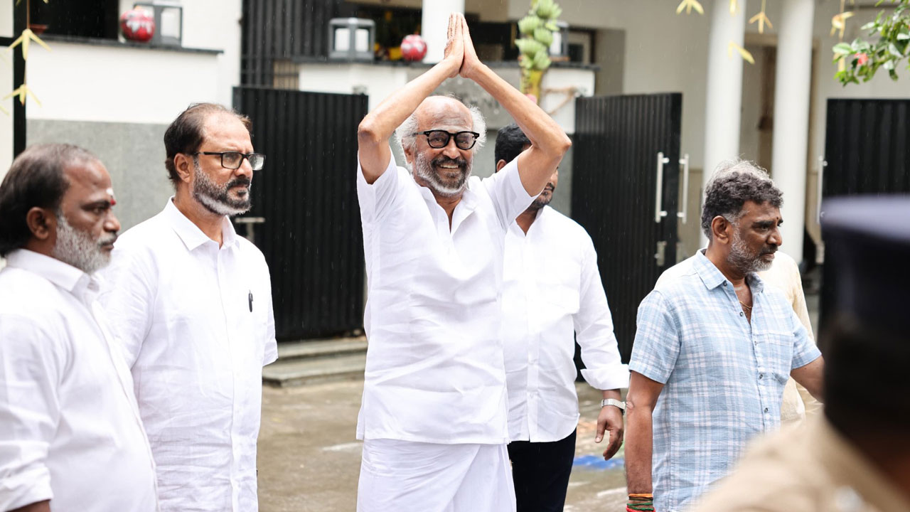 Rajinikanth Greets Fans Outside Chennai Home On New Year 2026