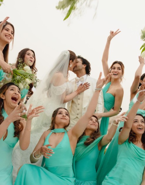 कृति सेनॉन की बहन नुपुर की फुल वेडिंग एल्बम, सात रंगों के बीच किस करते दिखे दूल्हा-दुल्हन