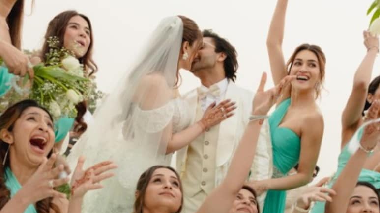 कृति सेनॉन की बहन नुपुर की फुल वेडिंग एल्बम, सात रंगों के बीच किस करते दिखे दूल्हा-दुल्हन