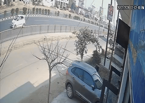 कार का टायर फटा, कार हवा में पलटी, दो की मौत, CCTV में कैद खौफनाक हादसा