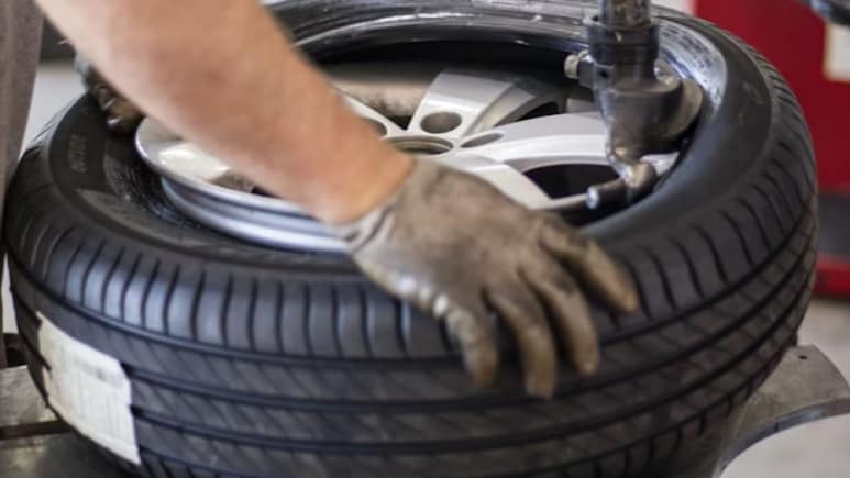 कार के टायर्स बदलने का सही समय कब होता है? जानिए ये 5 असली संकेत