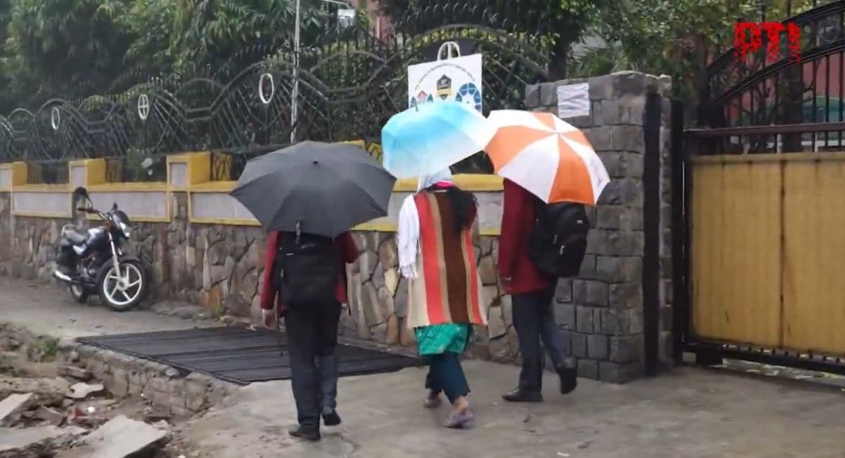 नोएडा के फादर एग्नेल स्कूल से बच्चों को घर ले जाते पैरेंट्स नोएडा के फादर एग्नेल स्कूल से बच्चों को घर ले जाते पैरेंट्स