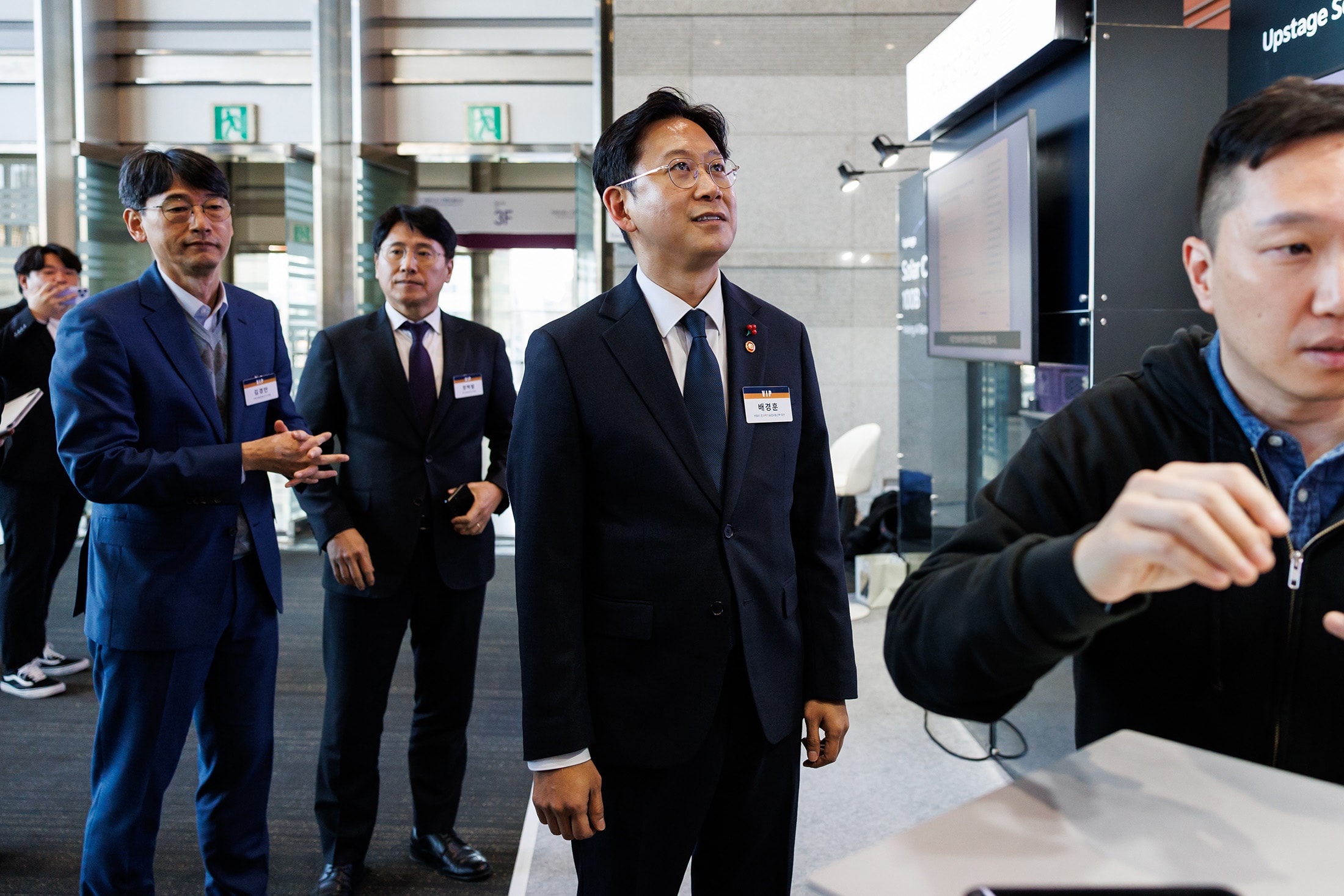 Bae Kyung-Hoon, South Koreas minister of science and ICT, center, at anUpstage booth during South Korea's Independent AI Foundation Model competition on Dec. 30. Photographer: SeongJoon Cho/Bloomberg