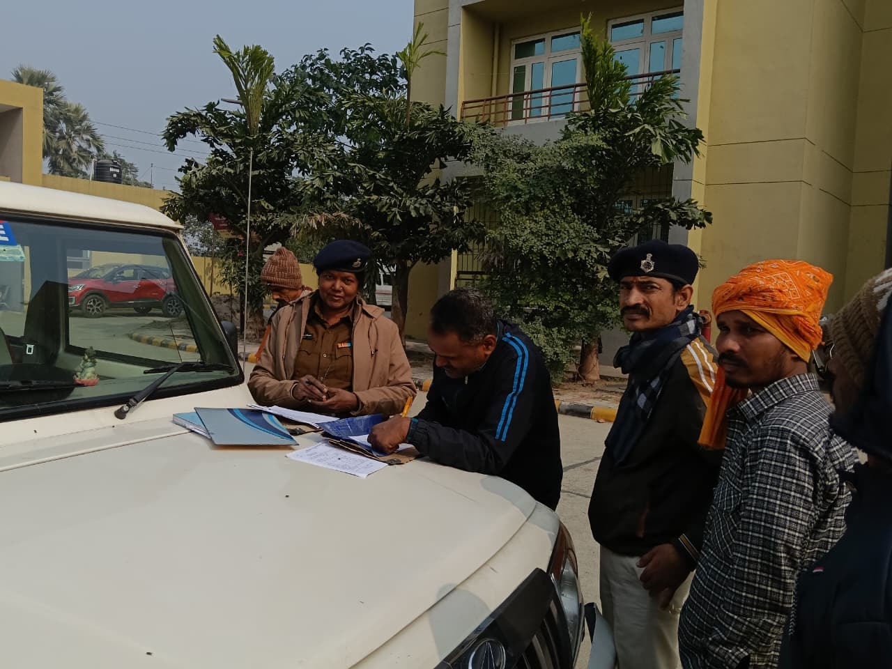 मामले की छानबीन में जुटी पुलिस टीम. मामले की छानबीन में जुटी पुलिस टीम.