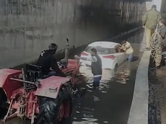 टोल बचाने की कोशिश बनी आफत, अंडरपास में फंसी कार, अटकी रही कार सवारों की सांस