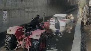 टोल बचाने की कोशिश बनी आफत, अंडरपास में फंसी कार, अटकी रही कार सवारों की सांस