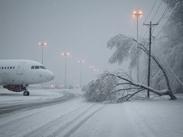 13000 फ्लाइट कैंसिल, पेड़ गिरे, बत्ती गुल...अमेरिका में खतरनाक तबाही मचा रहा बर्फीला तूफान