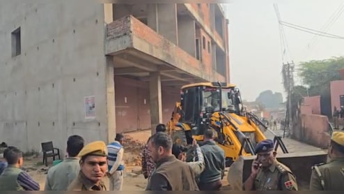 अमीनुद्दीन खान ने श&zwj;िव मंद&zwj;िर के रास्ते पर बना द&zwj;िया था होटल, अब बुलडोजर से क&zwj;िया जमींदोज&nbsp;