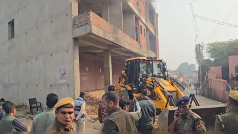 अमीनुद्दीन खान ने श&zwj;िव मंद&zwj;िर के रास्ते पर बना द&zwj;िया था होटल, अब बुलडोजर से क&zwj;िया जमींदोज&nbsp;