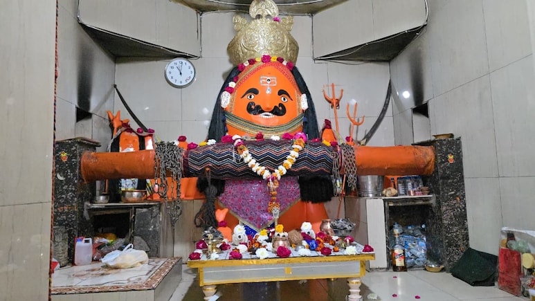 जंजीरों में जकड़े भगवान! आखिर क्यों 700 सालों से बंधे हैं भैरव महाराज, गुजरात से मालवा तक की रहस्यमयी कहानी