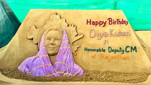 आर्ट&zwj;िस्&zwj;ट ने डिप्टी सीएम द&zwj;िया कुमारी को अनोखे तरीके से जन्&zwj;मद&zwj;िन की बधाई दी, रेत से बनाया सैंड आर्ट&nbsp;