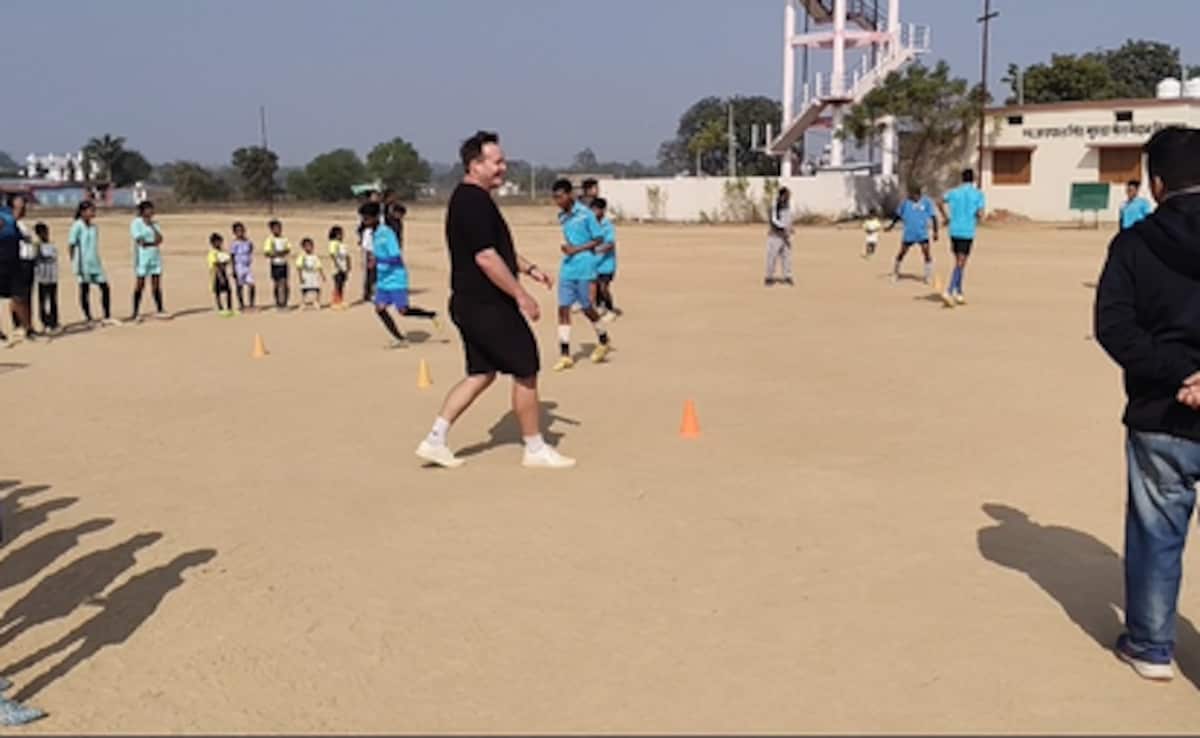 MP के 'मिनी ब्राजील' में कंबोडियाई कोच पोमेरॉय ने दी कोचिंग; मन की बात में PM ने किया था इस गांव का जिक्र