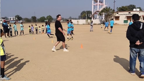 MP के 'मिनी ब्राजील' में कंबोडियाई कोच पोमेरॉय ने दी कोचिंग; मन की बात में PM ने किया था इस गांव का जिक्र