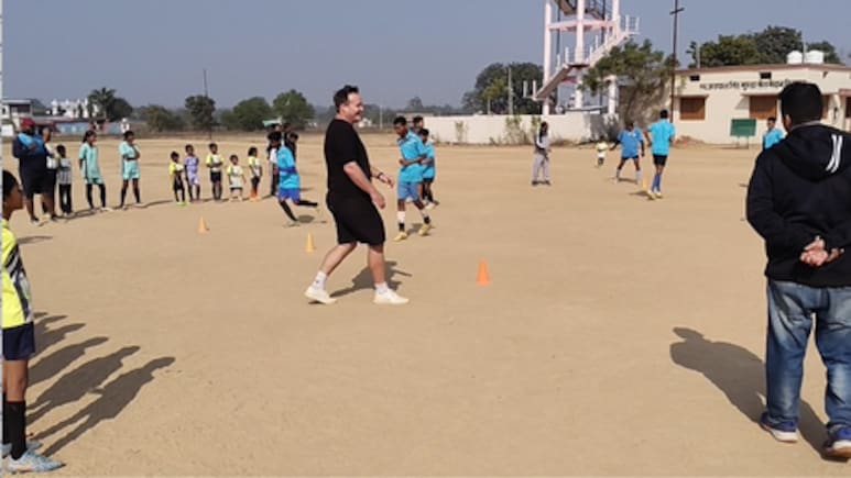 MP के 'मिनी ब्राजील' में कंबोडियाई कोच पोमेरॉय ने दी कोचिंग; मन की बात में PM ने किया था इस गांव का जिक्र
