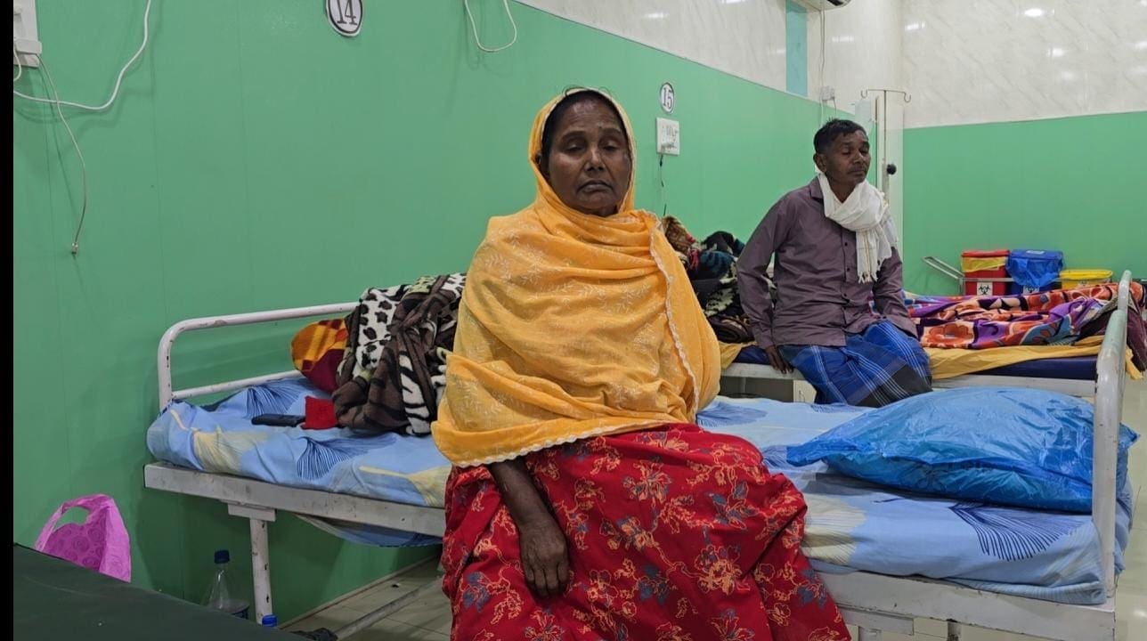 घुटने के सफल ऑपरेशन के बाद स्वास्थ्य लाभ करती हुई महिला