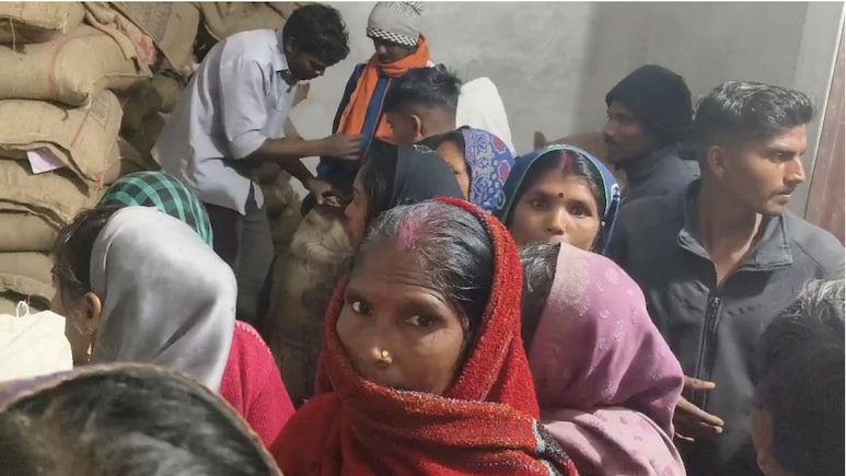 जामपारा राशन वितरण केंद्र पर रातभर अफरा-तफरी, मशीन खराब होने के बाद बेकाबू हुई भीड़, महिलाओं-बुजुर्गों में फूटा गुस्सा