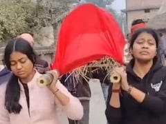 मां की अर्थी को कंधा देती लड़कियों के वायरल वीडियो के पीछे की कहानी! जमीन विवाद या समाज की विफलता?