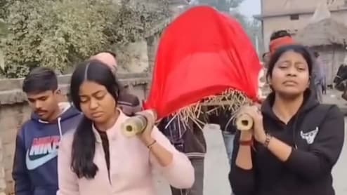क्यों गांव ने अर्थी को हाथ नहीं लगाया? मां को कंधा देने वाली बेटियों की कहानी का सारा सच ये था