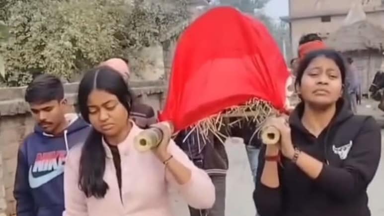 क्यों गांव ने अर्थी को हाथ नहीं लगाया? मां को कंधा देने वाली बेटियों की कहानी का सारा सच ये था