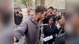 "<i>Papa Bade Karze Mei Hai</i>": Akshay Kumar Assures Help To Needy Fan Outside Poll Booth