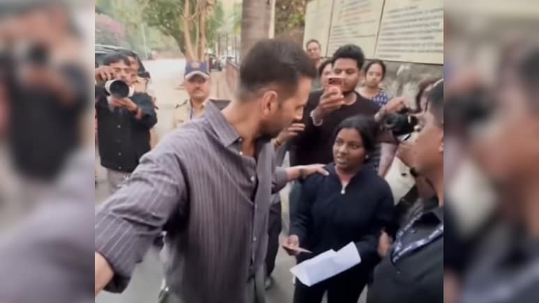 "<i>Papa Bade Karze Mei Hai</i>": Akshay Kumar Assures Help To Needy Fan Outside Poll Booth