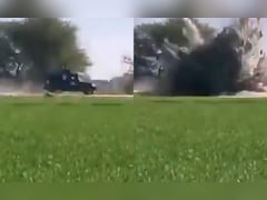 तेज धमाके से उड़ा दी पाकिस्तान पुलिसकर्मियों की वैन, फिर ताबड़तोड़ गोलियां बरसाईं, VIDEO रोंगटे खड़े कर देगा